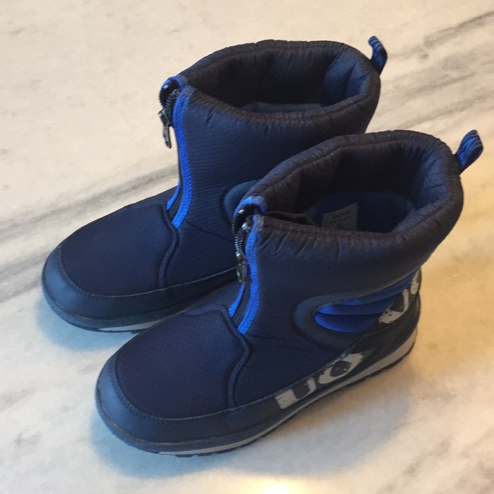 Young boys snow. boots size 34